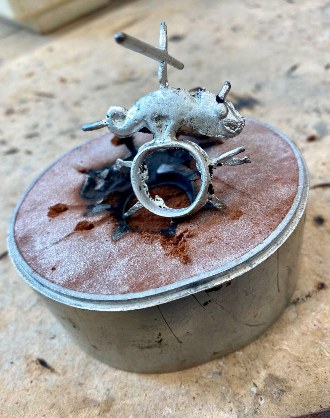 Ring gegossen in Ton